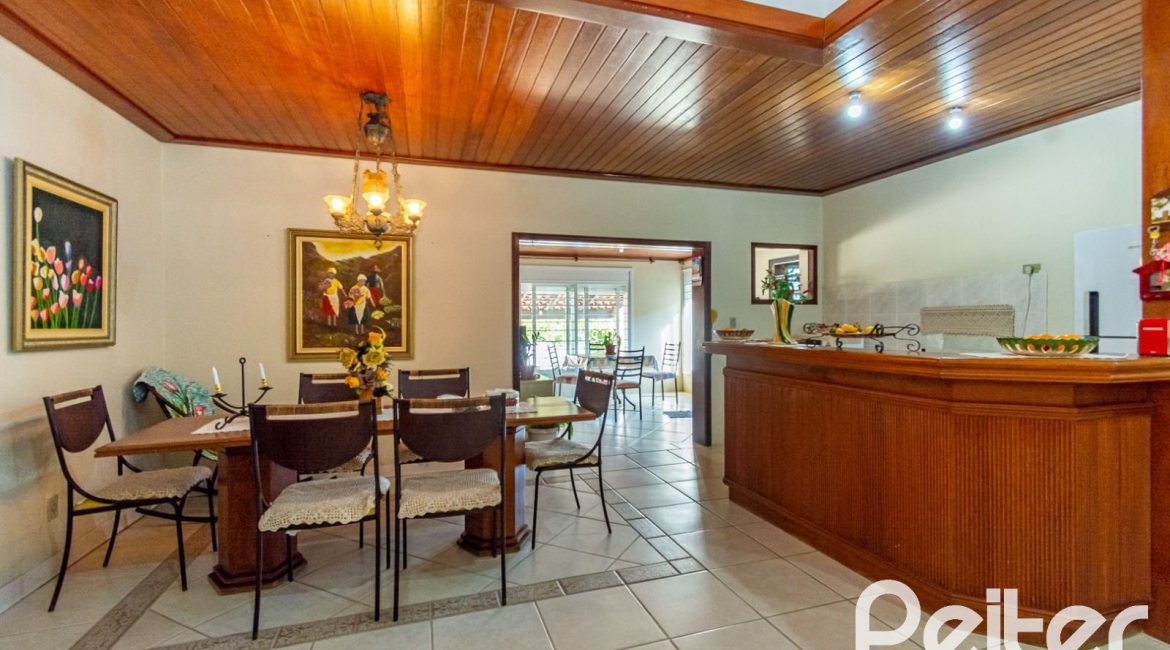 Casa à venda com 395m², 4 dormitórios, 1 suíte, 4 vagas, no bairro Vila Nova em Porto Alegre