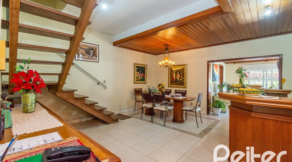 Casa à venda com 395m², 4 dormitórios, 1 suíte, 4 vagas, no bairro Vila Nova em Porto Alegre