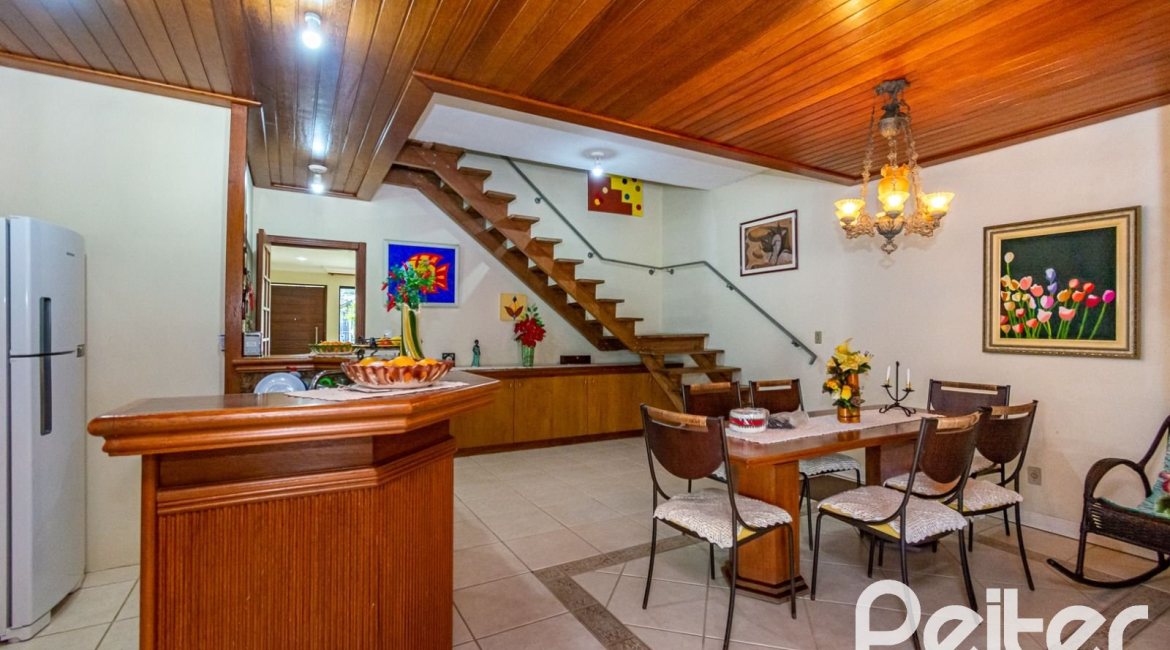 Casa à venda com 395m², 4 dormitórios, 1 suíte, 4 vagas, no bairro Vila Nova em Porto Alegre