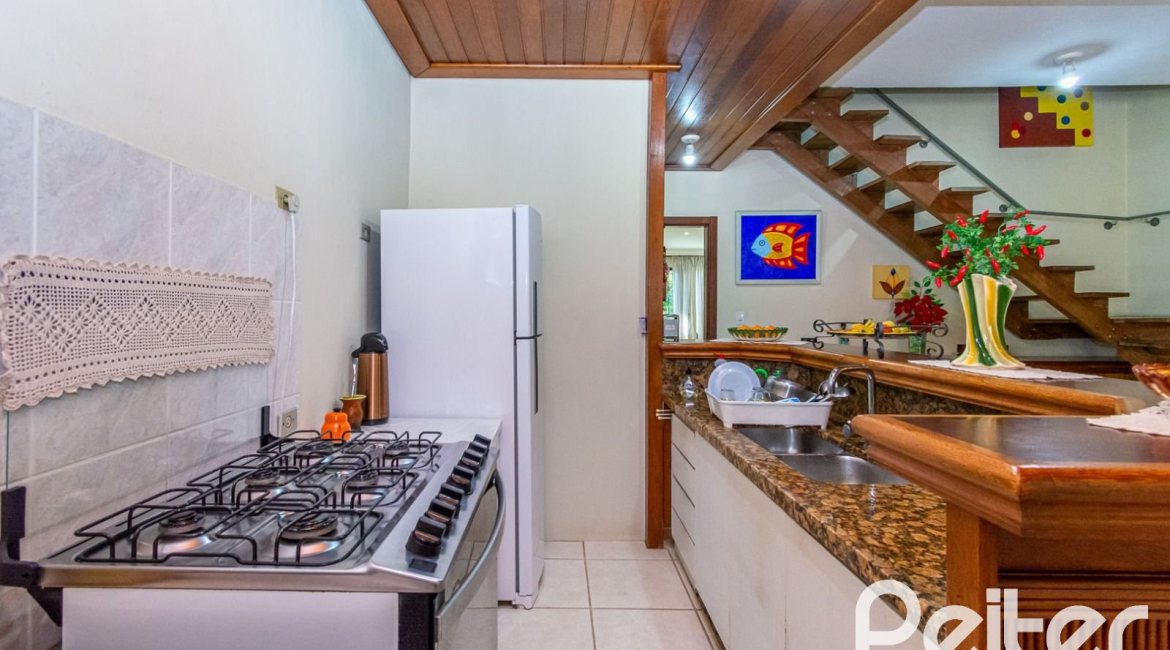 Casa à venda com 395m², 4 dormitórios, 1 suíte, 4 vagas, no bairro Vila Nova em Porto Alegre