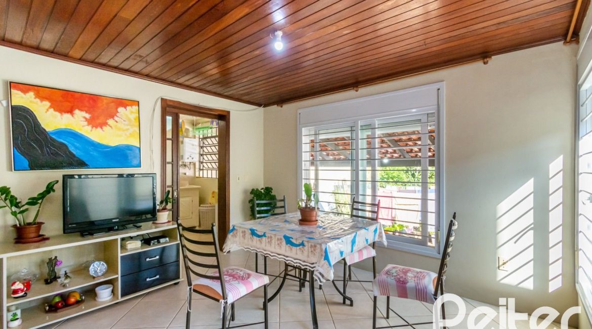 Casa à venda com 395m², 4 dormitórios, 1 suíte, 4 vagas, no bairro Vila Nova em Porto Alegre