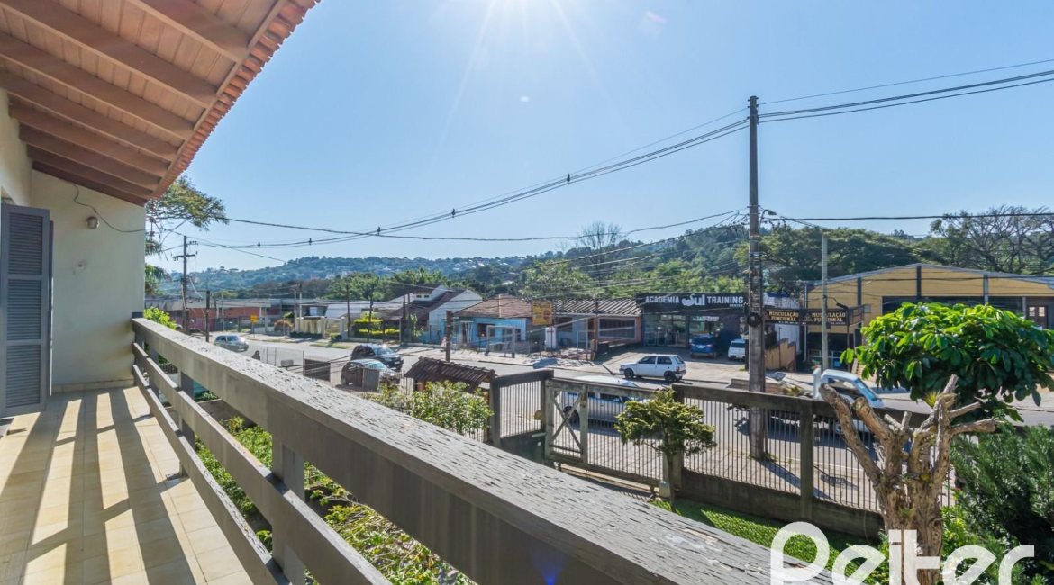 Casa à venda com 395m², 4 dormitórios, 1 suíte, 4 vagas, no bairro Vila Nova em Porto Alegre