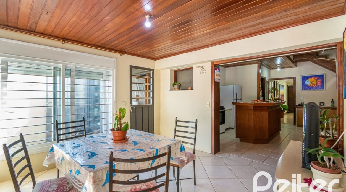 Casa à venda com 395m², 4 dormitórios, 1 suíte, 4 vagas, no bairro Vila Nova em Porto Alegre