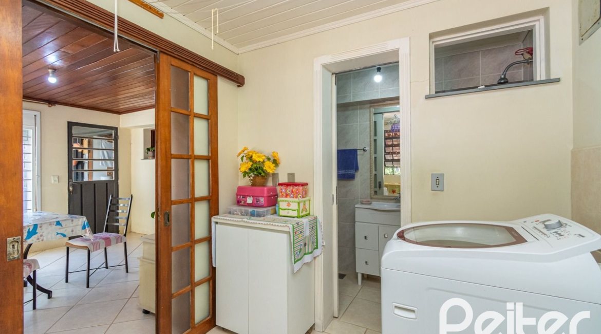 Casa à venda com 395m², 4 dormitórios, 1 suíte, 4 vagas, no bairro Vila Nova em Porto Alegre