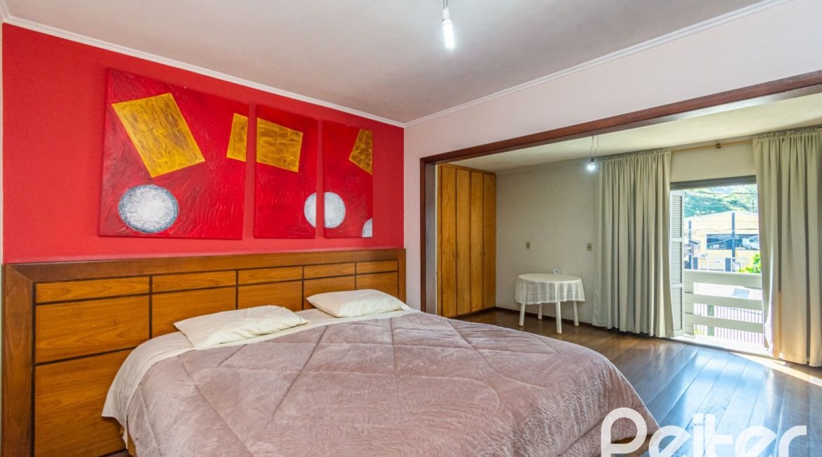 Casa à venda com 395m², 4 dormitórios, 1 suíte, 4 vagas, no bairro Vila Nova em Porto Alegre