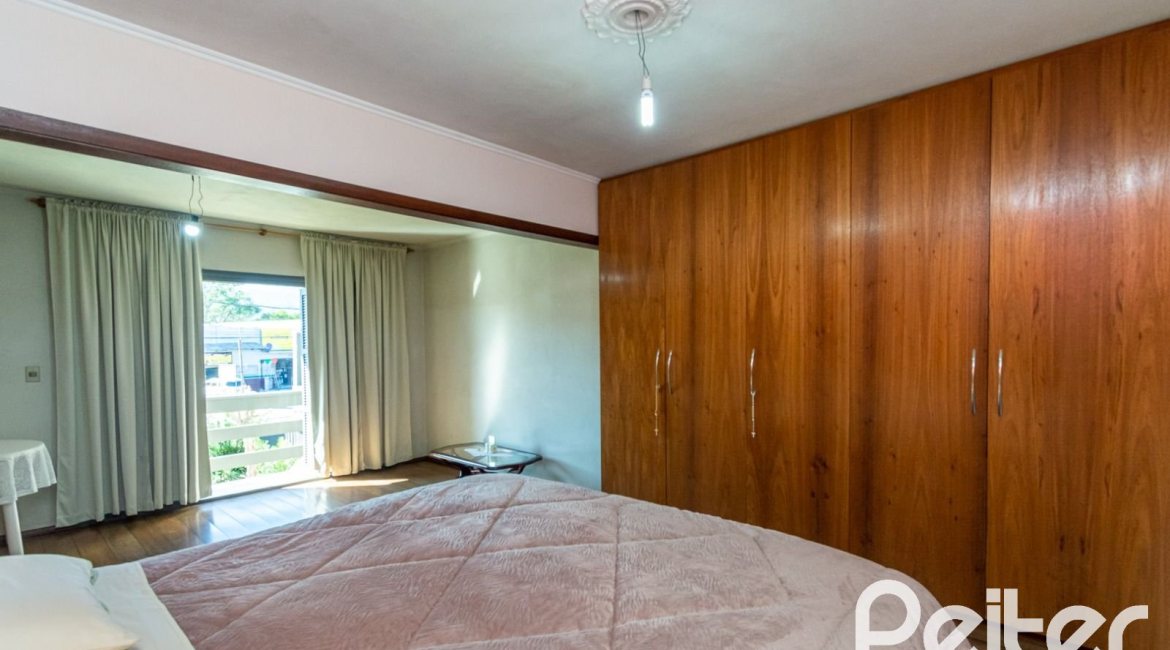 Casa à venda com 395m², 4 dormitórios, 1 suíte, 4 vagas, no bairro Vila Nova em Porto Alegre
