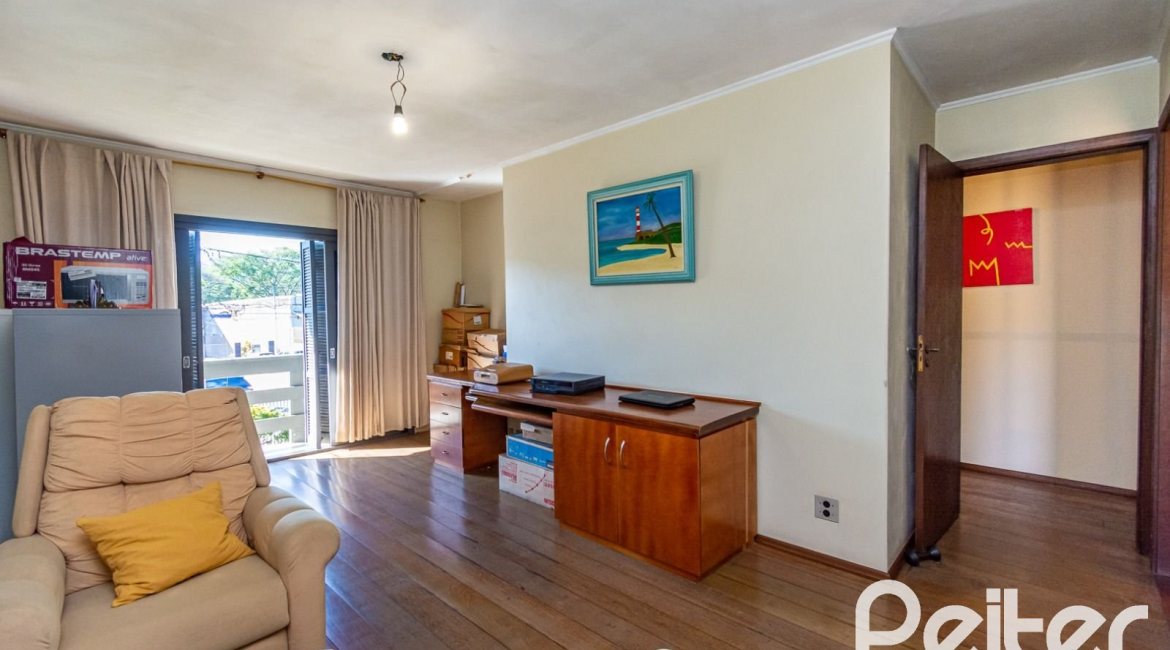 Casa à venda com 395m², 4 dormitórios, 1 suíte, 4 vagas, no bairro Vila Nova em Porto Alegre