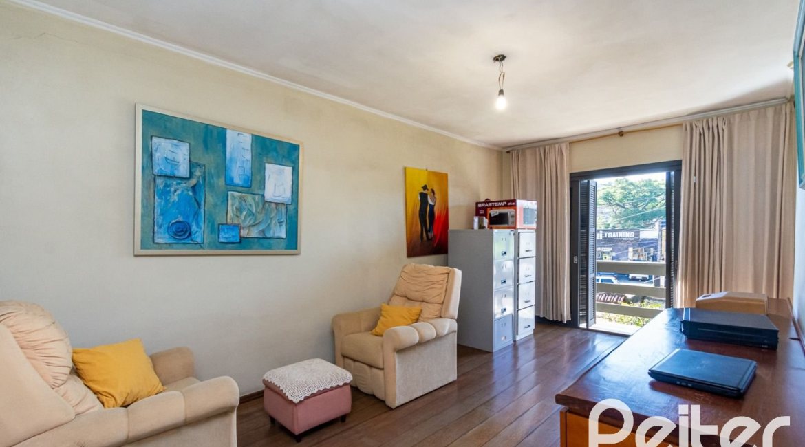 Casa à venda com 395m², 4 dormitórios, 1 suíte, 4 vagas, no bairro Vila Nova em Porto Alegre