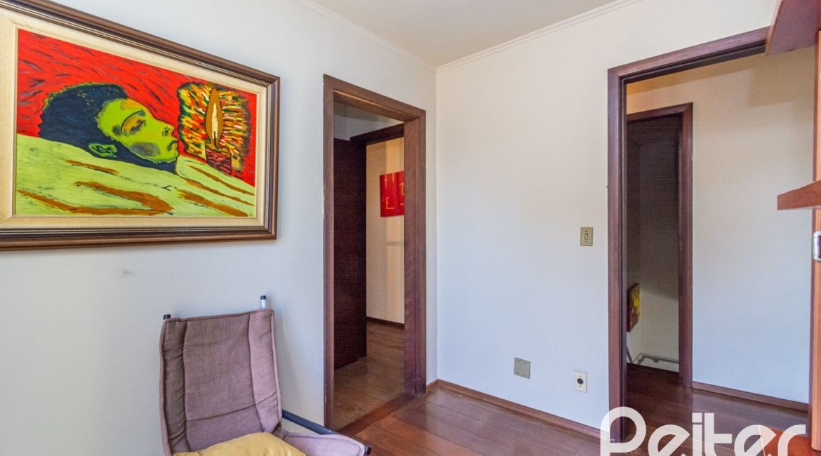 Casa à venda com 395m², 4 dormitórios, 1 suíte, 4 vagas, no bairro Vila Nova em Porto Alegre