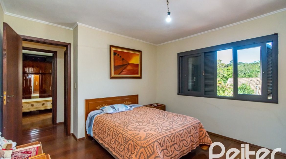 Casa à venda com 395m², 4 dormitórios, 1 suíte, 4 vagas, no bairro Vila Nova em Porto Alegre