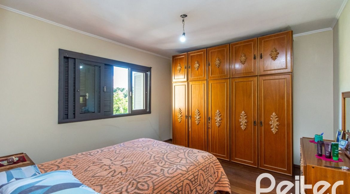 Casa à venda com 395m², 4 dormitórios, 1 suíte, 4 vagas, no bairro Vila Nova em Porto Alegre