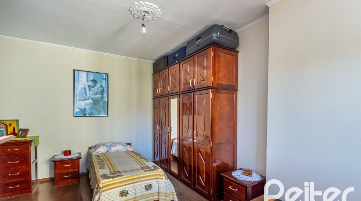 Casa à venda com 395m², 4 dormitórios, 1 suíte, 4 vagas, no bairro Vila Nova em Porto Alegre