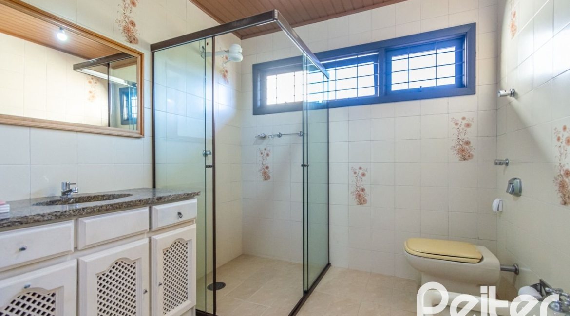 Casa à venda com 395m², 4 dormitórios, 1 suíte, 4 vagas, no bairro Vila Nova em Porto Alegre