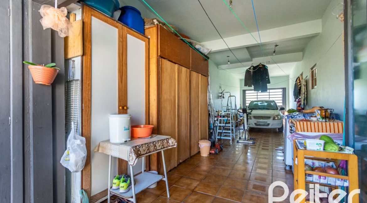 Casa à venda com 395m², 4 dormitórios, 1 suíte, 4 vagas, no bairro Vila Nova em Porto Alegre