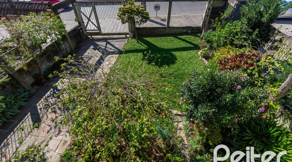 Casa à venda com 395m², 4 dormitórios, 1 suíte, 4 vagas, no bairro Vila Nova em Porto Alegre