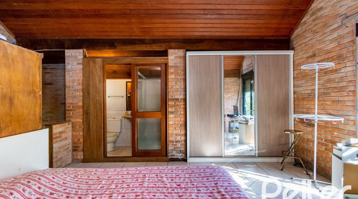 Casa à venda com 395m², 4 dormitórios, 1 suíte, 4 vagas, no bairro Vila Nova em Porto Alegre