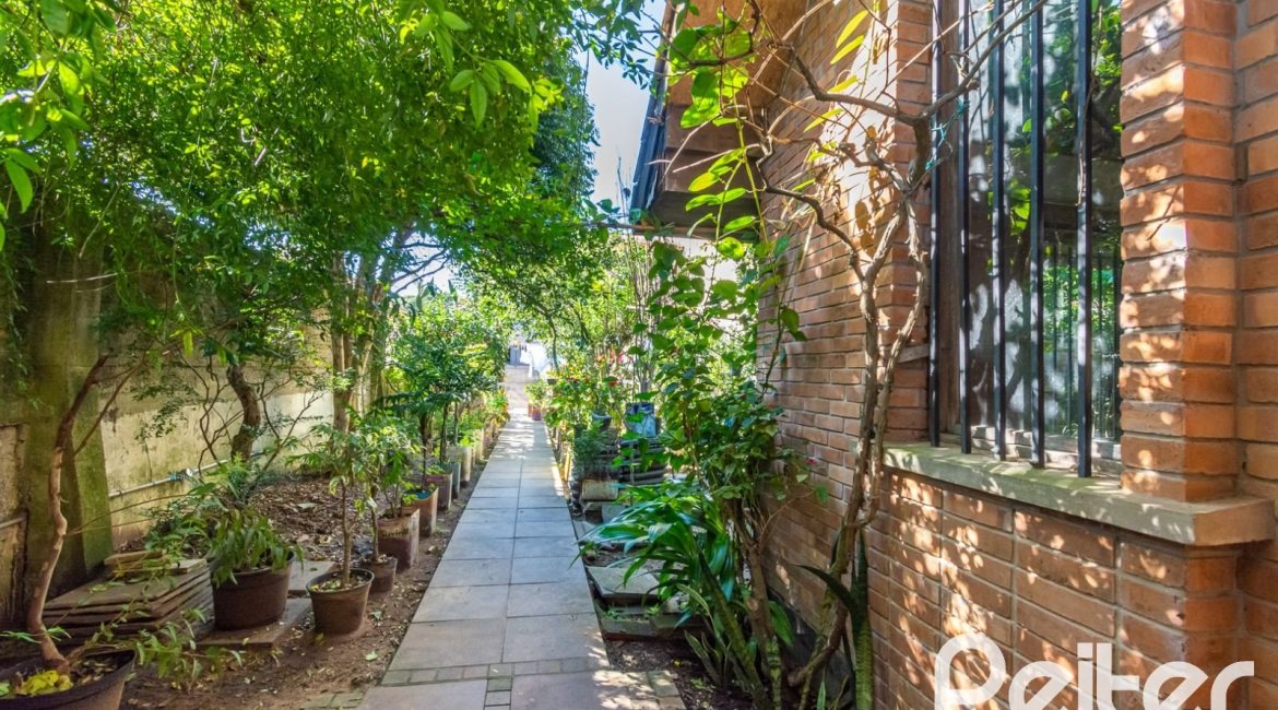 Casa à venda com 395m², 4 dormitórios, 1 suíte, 4 vagas, no bairro Vila Nova em Porto Alegre