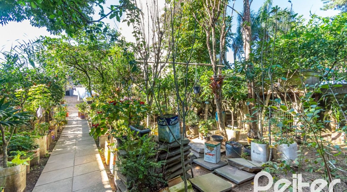 Casa à venda com 395m², 4 dormitórios, 1 suíte, 4 vagas, no bairro Vila Nova em Porto Alegre