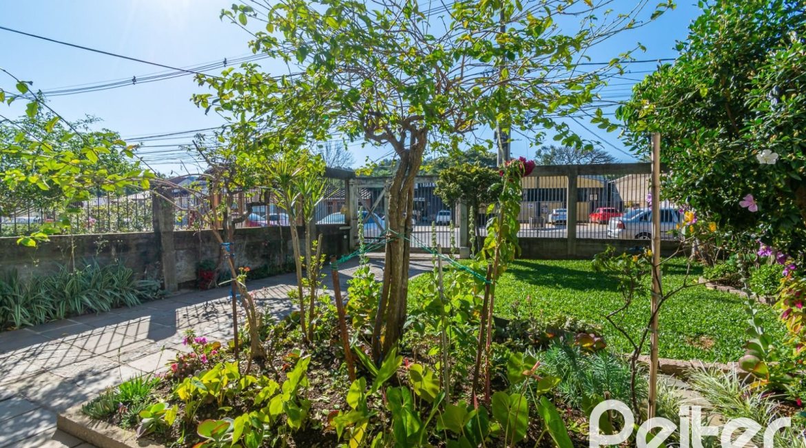 Casa à venda com 395m², 4 dormitórios, 1 suíte, 4 vagas, no bairro Vila Nova em Porto Alegre