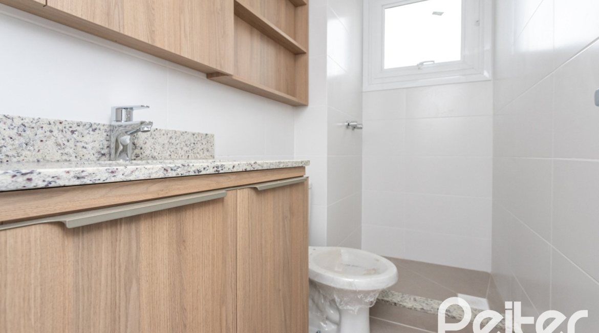 Apartamento à venda com 65m², 2 dormitórios, 1 suíte, 1 vaga, no bairro Tristeza em Porto Alegre