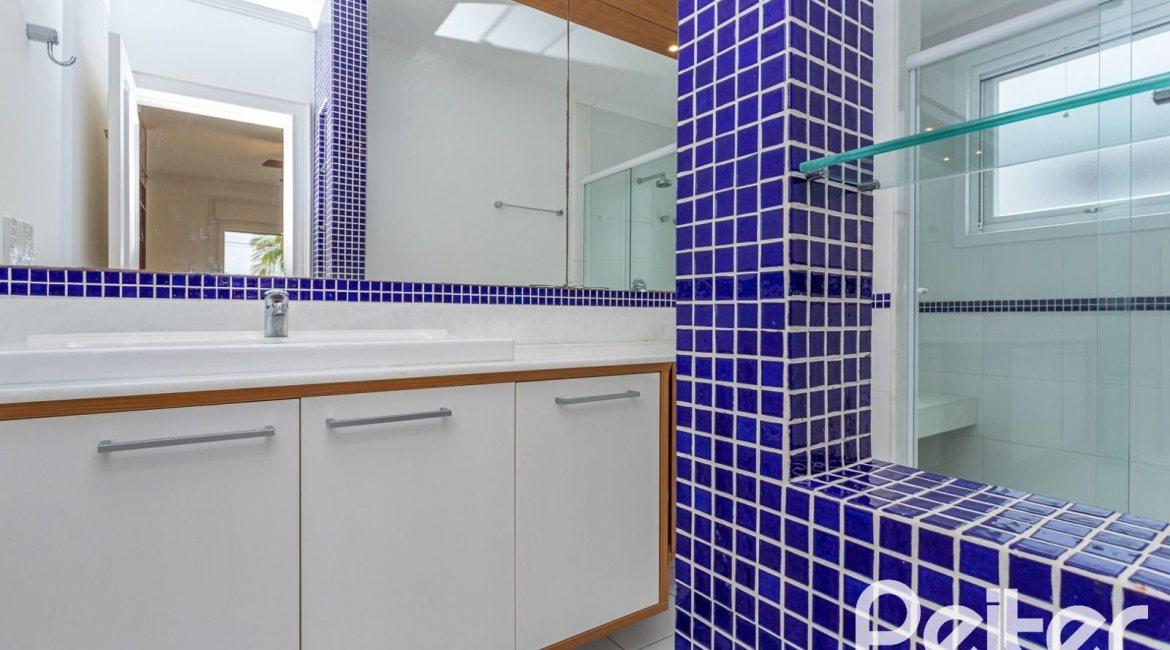 Casa em Condomínio à venda com 615m², 4 dormitórios, 4 suítes, 6 vagas, no bairro Terra Ville em PORTO ALEGRE