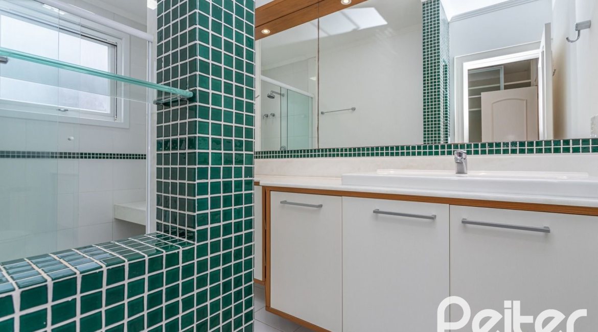 Casa em Condomínio à venda com 615m², 4 dormitórios, 4 suítes, 6 vagas, no bairro Terra Ville em PORTO ALEGRE