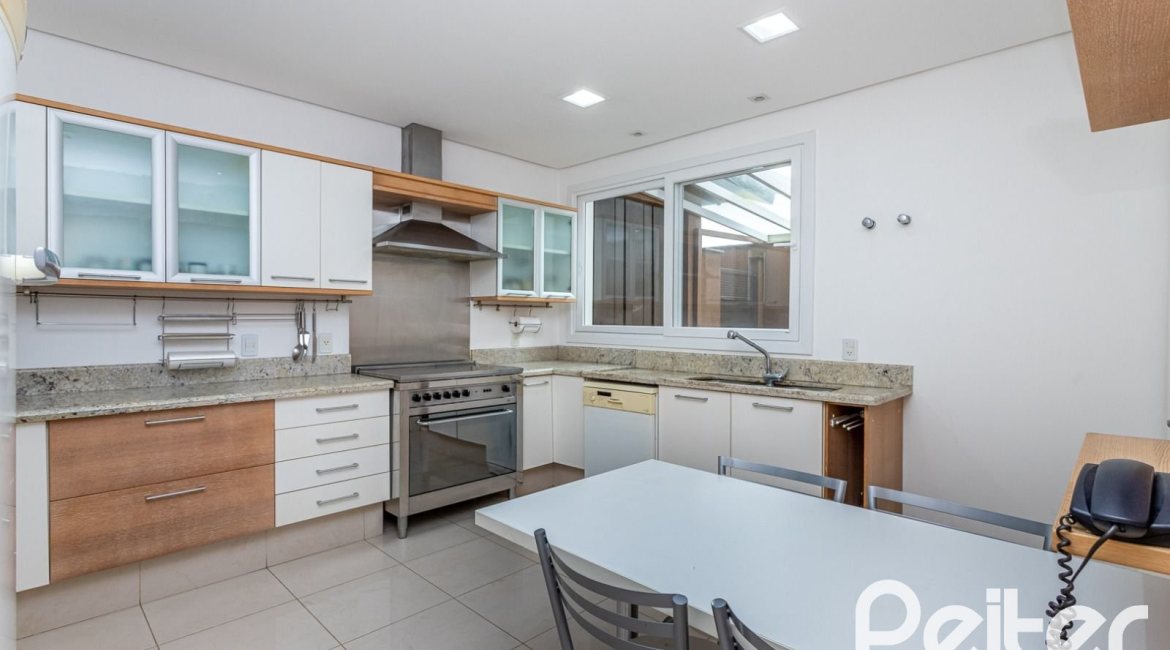 Casa em Condomínio à venda com 615m², 4 dormitórios, 4 suítes, 6 vagas, no bairro Terra Ville em PORTO ALEGRE