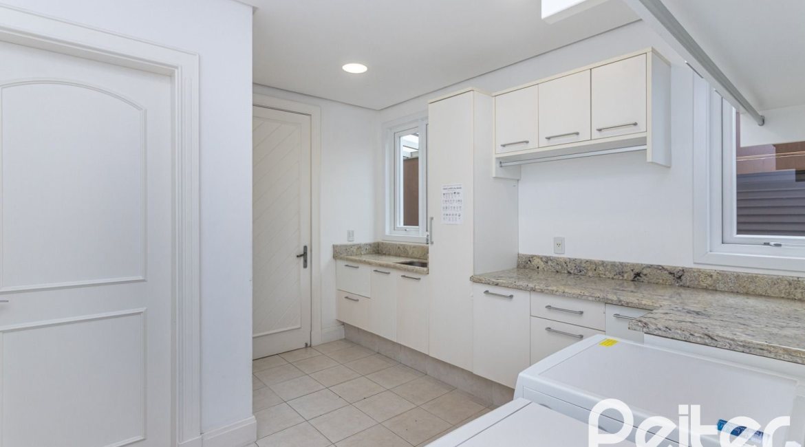 Casa em Condomínio à venda com 615m², 4 dormitórios, 4 suítes, 6 vagas, no bairro Terra Ville em PORTO ALEGRE