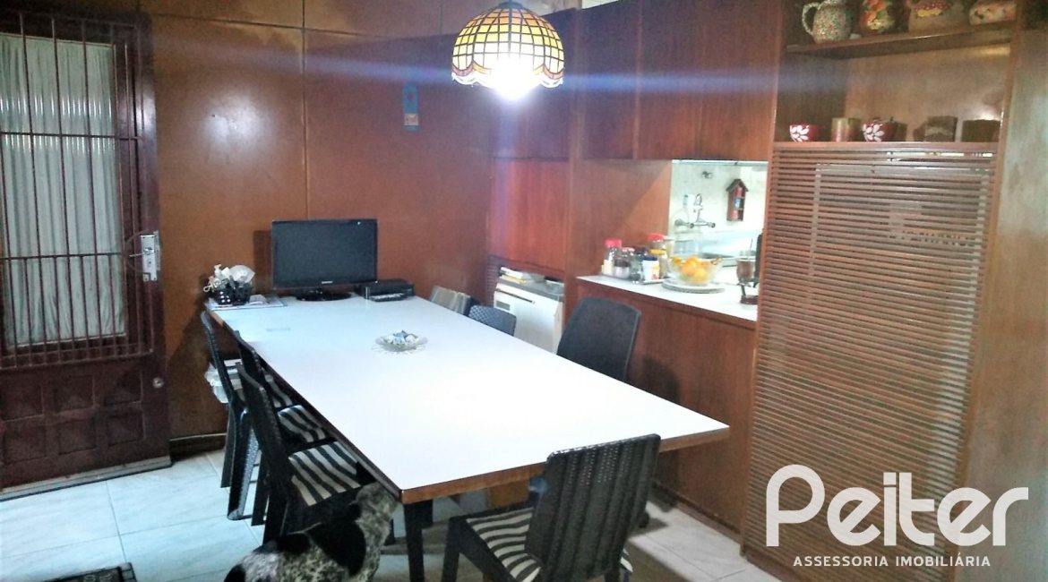 Casa à venda com 180m², 3 dormitórios, 4 vagas, no bairro Ipanema em Porto Alegre