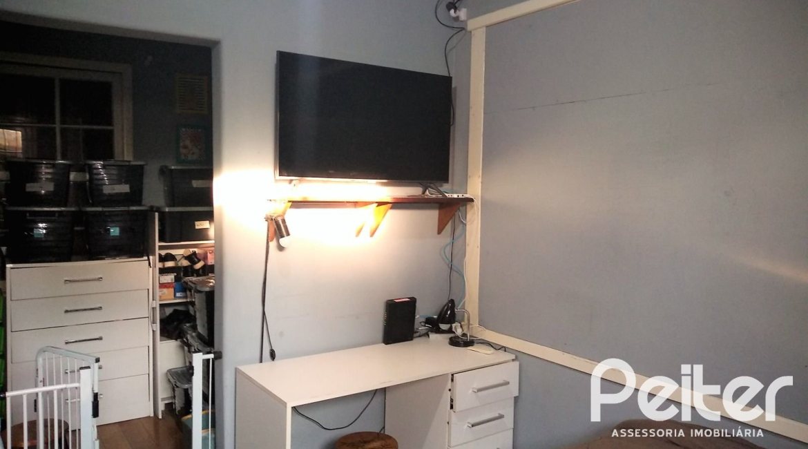 Casa à venda com 180m², 3 dormitórios, 4 vagas, no bairro Ipanema em Porto Alegre