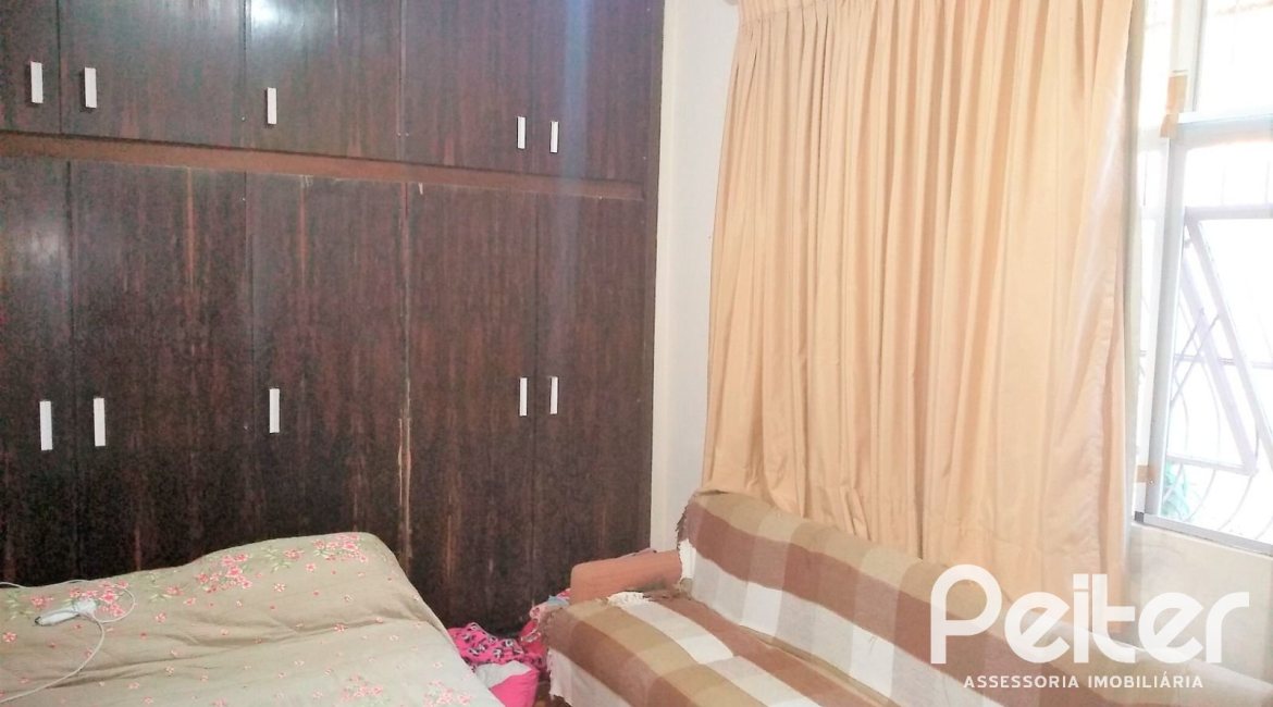 Casa à venda com 180m², 3 dormitórios, 4 vagas, no bairro Ipanema em Porto Alegre