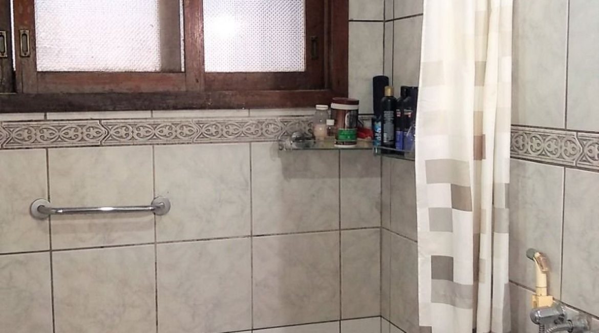 Casa à venda com 180m², 3 dormitórios, 4 vagas, no bairro Ipanema em Porto Alegre