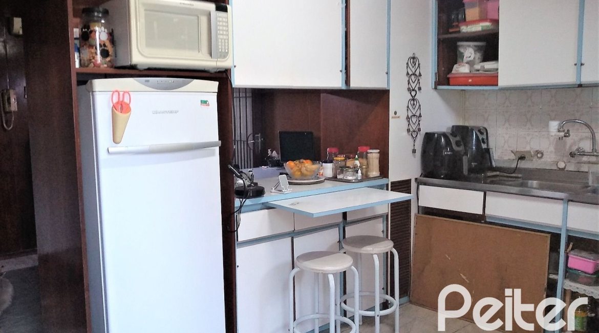 Casa à venda com 180m², 3 dormitórios, 4 vagas, no bairro Ipanema em Porto Alegre