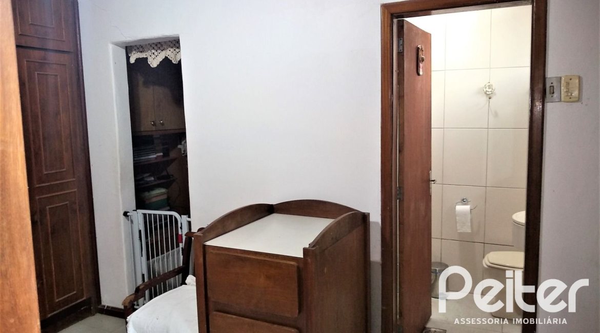 Casa à venda com 180m², 3 dormitórios, 4 vagas, no bairro Ipanema em Porto Alegre