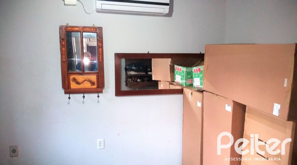 Casa à venda com 180m², 3 dormitórios, 4 vagas, no bairro Ipanema em Porto Alegre