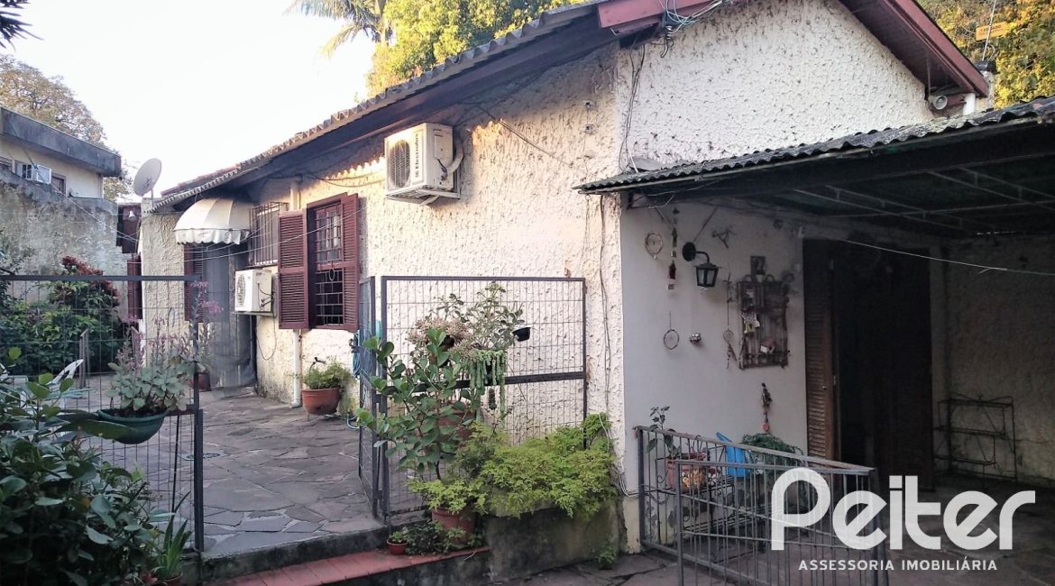 Casa à venda com 180m², 3 dormitórios, 4 vagas, no bairro Ipanema em Porto Alegre