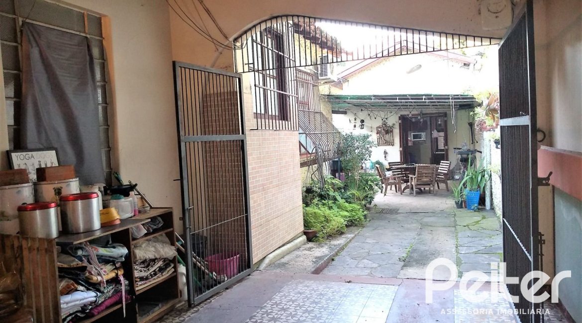 Casa à venda com 180m², 3 dormitórios, 4 vagas, no bairro Ipanema em Porto Alegre