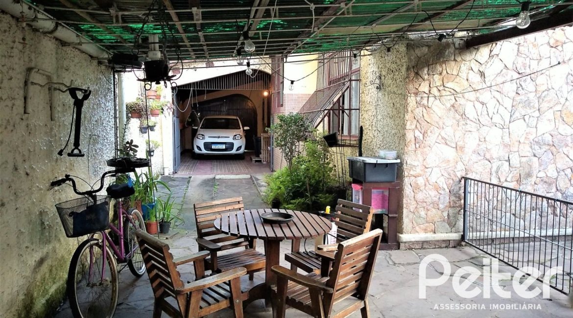 Casa à venda com 180m², 3 dormitórios, 4 vagas, no bairro Ipanema em Porto Alegre