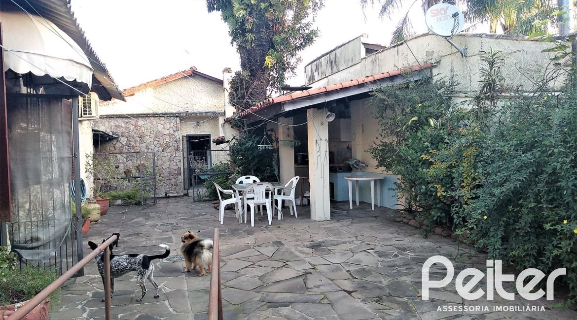 Casa à venda com 180m², 3 dormitórios, 4 vagas, no bairro Ipanema em Porto Alegre