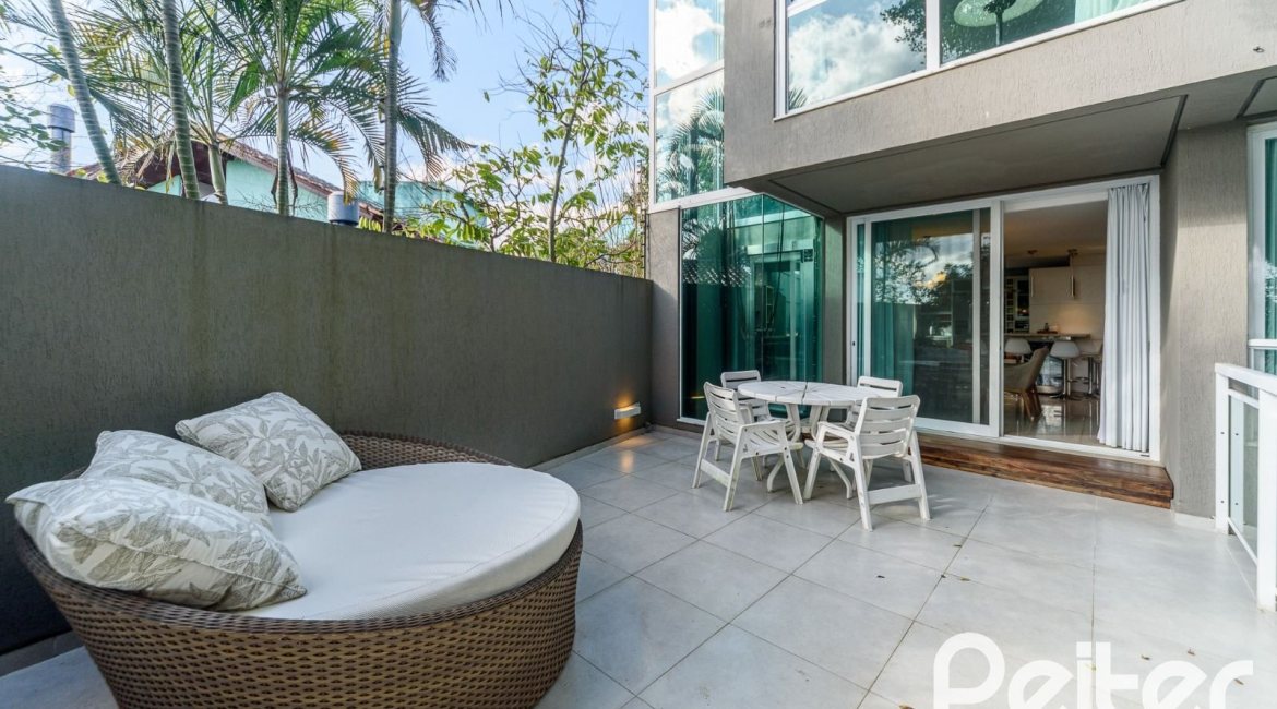 Casa em Condomínio à venda com 367m², 3 dormitórios, 3 suítes, 4 vagas, no bairro Vila Assunção em Porto Alegre