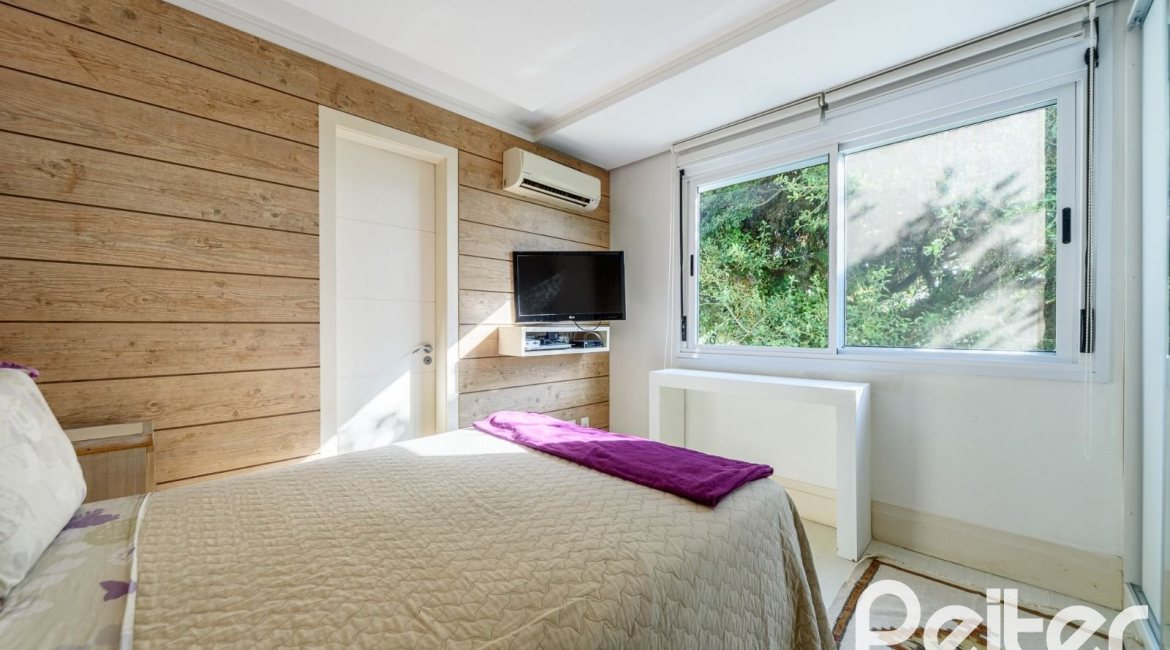 Casa em Condomínio à venda com 367m², 3 dormitórios, 3 suítes, 4 vagas, no bairro Vila Assunção em Porto Alegre