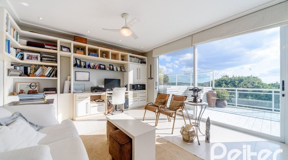 Casa em Condomínio à venda com 367m², 3 dormitórios, 3 suítes, 4 vagas, no bairro Vila Assunção em Porto Alegre