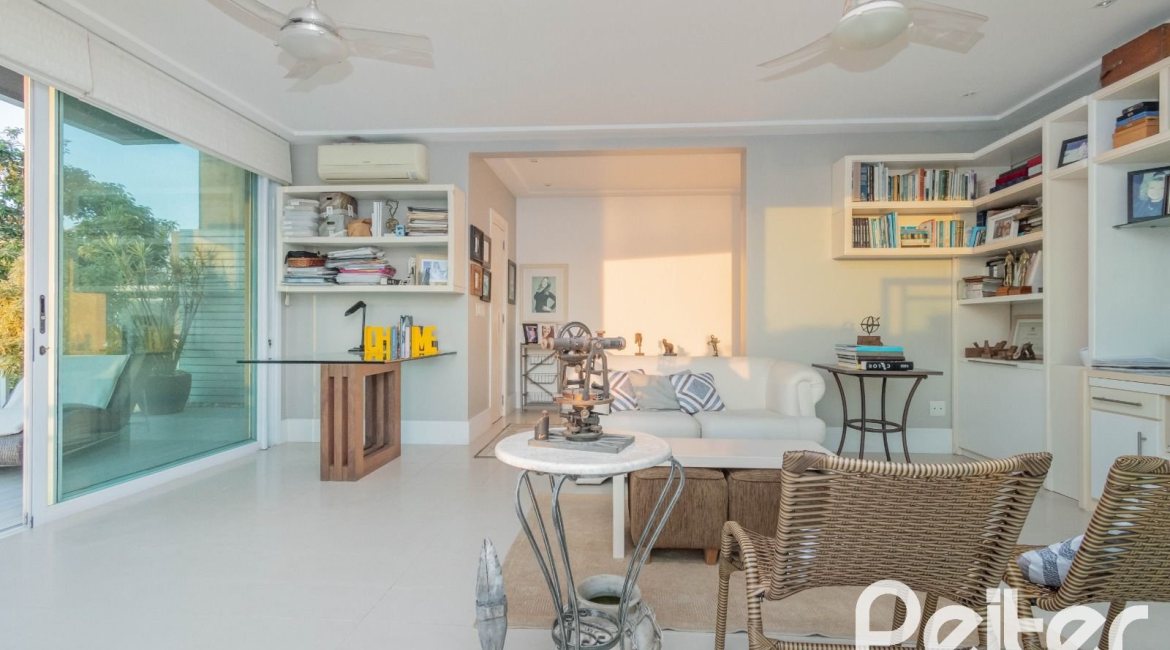 Casa em Condomínio à venda com 367m², 3 dormitórios, 3 suítes, 4 vagas, no bairro Vila Assunção em Porto Alegre