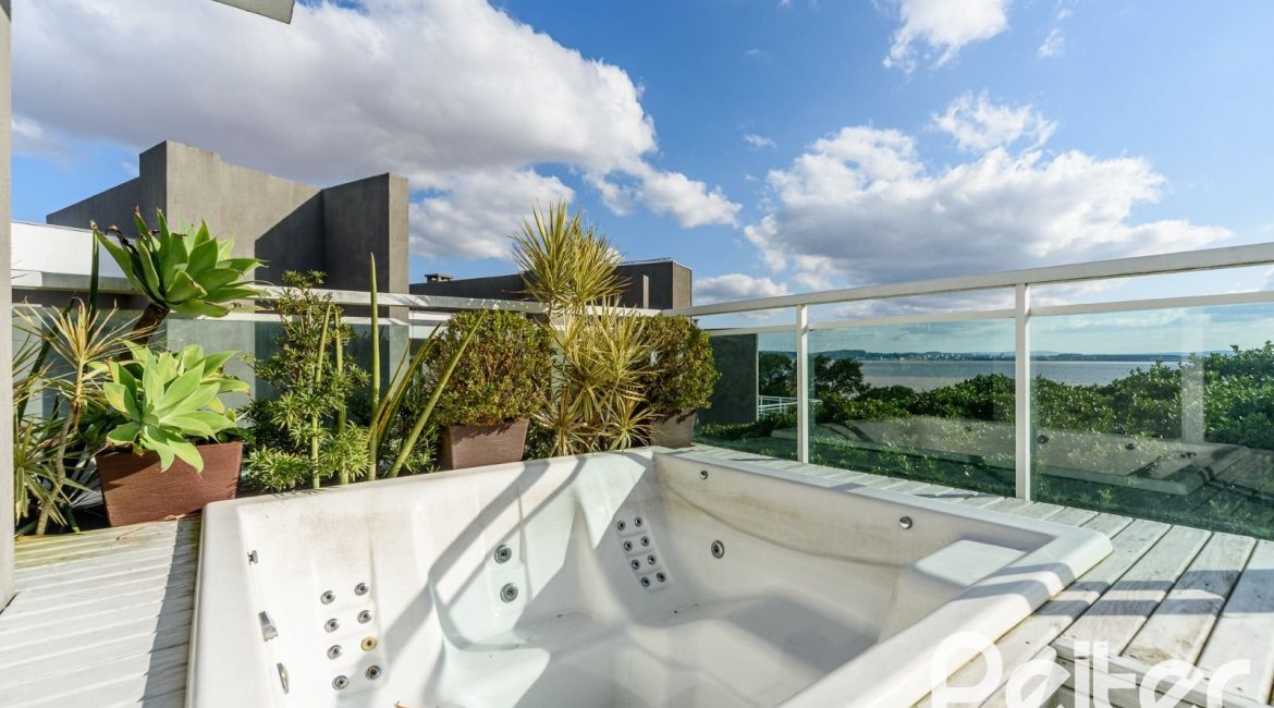 Casa em Condomínio à venda com 367m², 3 dormitórios, 3 suítes, 4 vagas, no bairro Vila Assunção em Porto Alegre