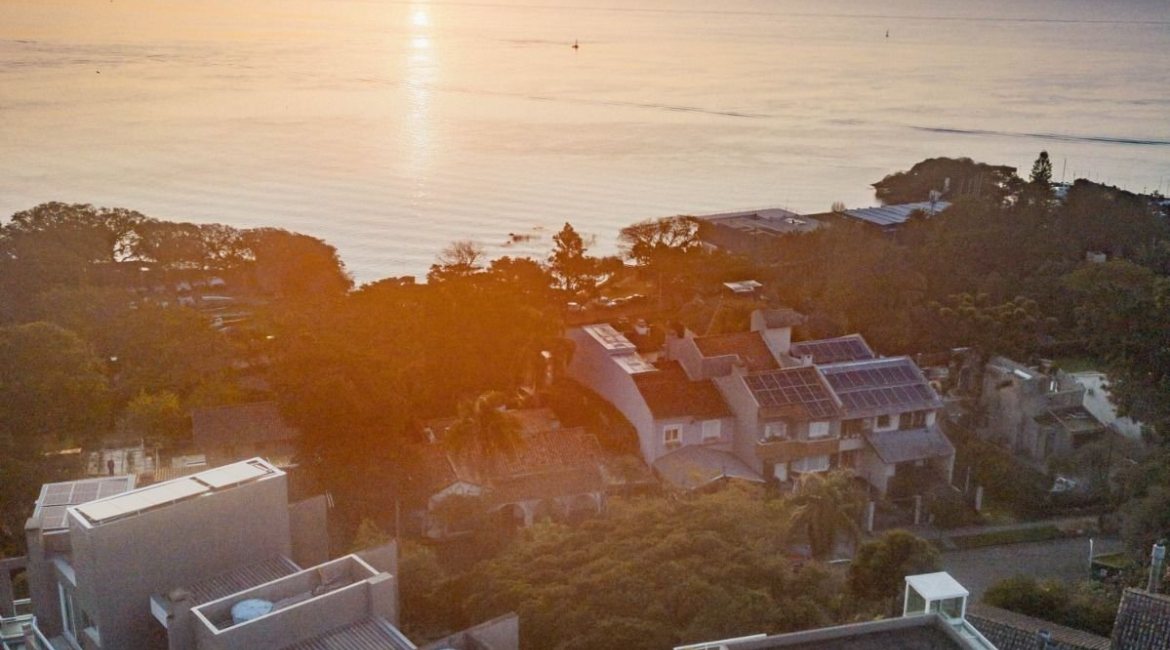 Casa em Condomínio à venda com 367m², 3 dormitórios, 3 suítes, 4 vagas, no bairro Vila Assunção em Porto Alegre