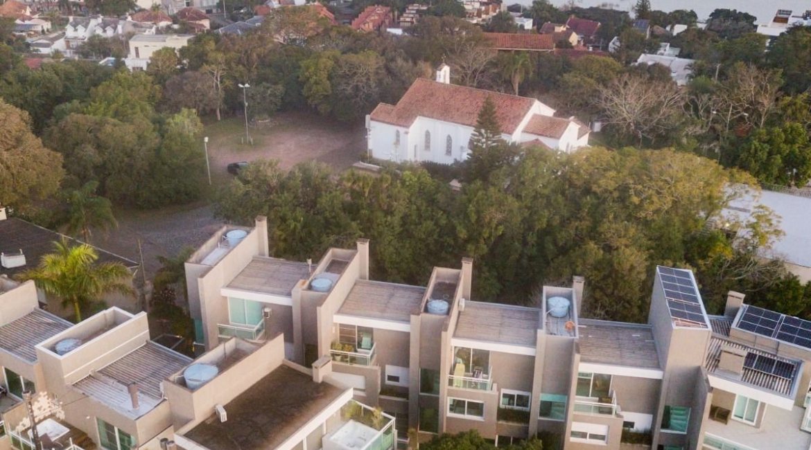 Casa em Condomínio à venda com 367m², 3 dormitórios, 3 suítes, 4 vagas, no bairro Vila Assunção em Porto Alegre