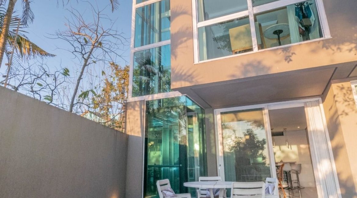 Casa em Condomínio à venda com 367m², 3 dormitórios, 3 suítes, 4 vagas, no bairro Vila Assunção em Porto Alegre