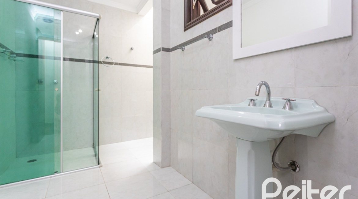 Casa à venda com 379m², 3 dormitórios, 2 suítes, 3 vagas, no bairro Ipanema em Porto Alegre