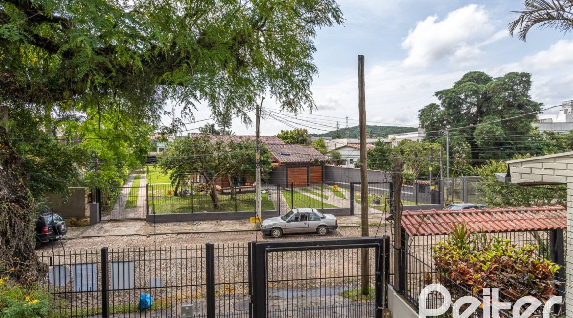 Casa à venda com 379m², 3 dormitórios, 2 suítes, 3 vagas, no bairro Ipanema em Porto Alegre