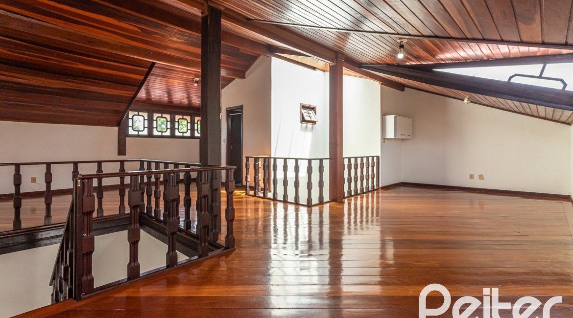 Casa à venda com 379m², 3 dormitórios, 2 suítes, 3 vagas, no bairro Ipanema em Porto Alegre